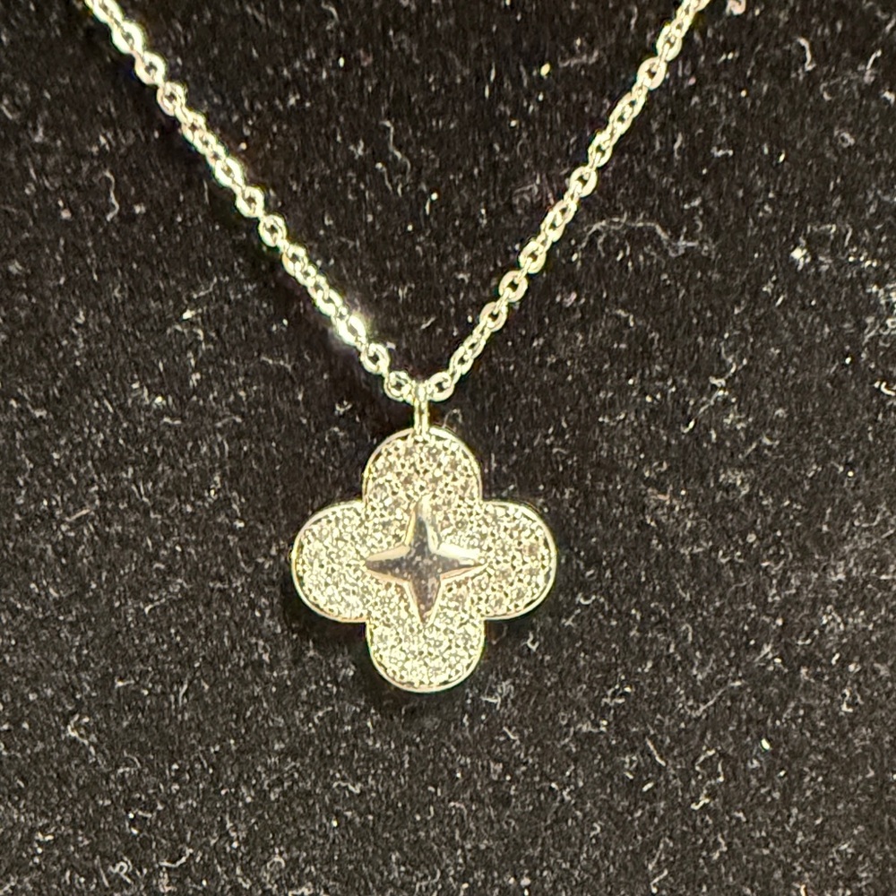 Pretty Bird Clover White Gold Plated Necklace